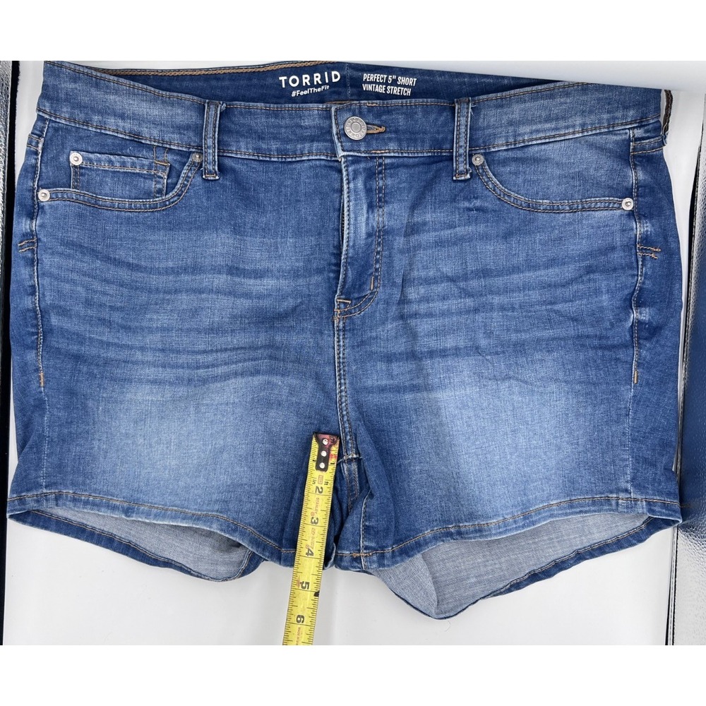 Torrid 5 Inch Short Vintage Stretch Mid-Rise Denim Jean Shorts Size 18 - Picture 2 of 6